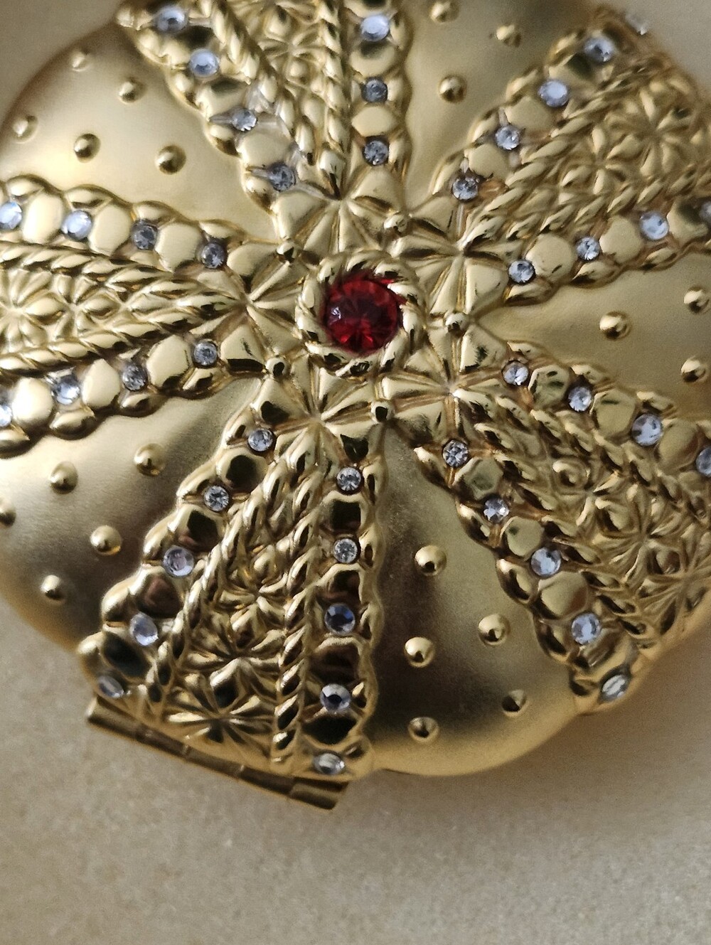 Estee Lauder "Seashell" Gold Tone Swarovski Crystals Powder Compact NIB - Picture 8 of 16